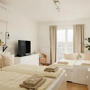 Zentral Direkt An U-bahn Station Apartment