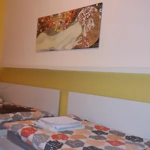Geraeumige Zentrumsnahe Altbauwohnung Vienna